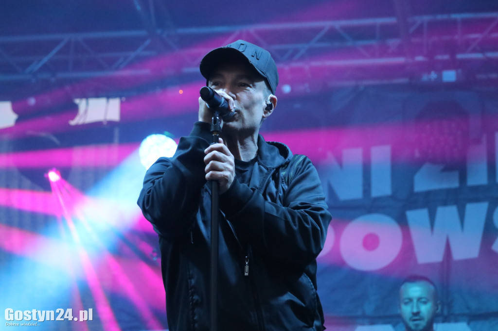 Jacek Stachursky na scenie w Pępowie