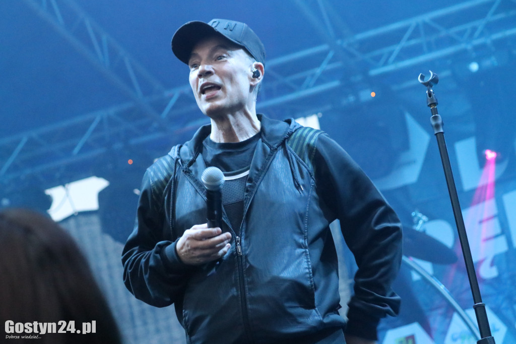 Jacek Stachursky na scenie w Pępowie