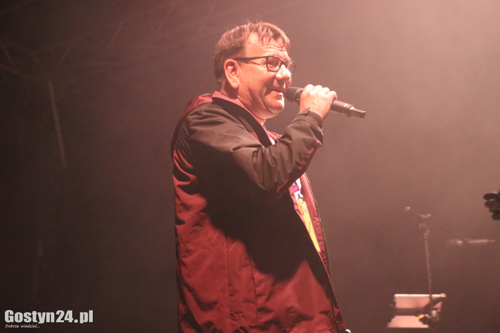 Jacek Stachursky na scenie w Pępowie