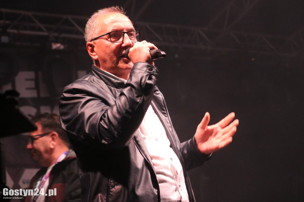 Jacek Stachursky na scenie w Pępowie