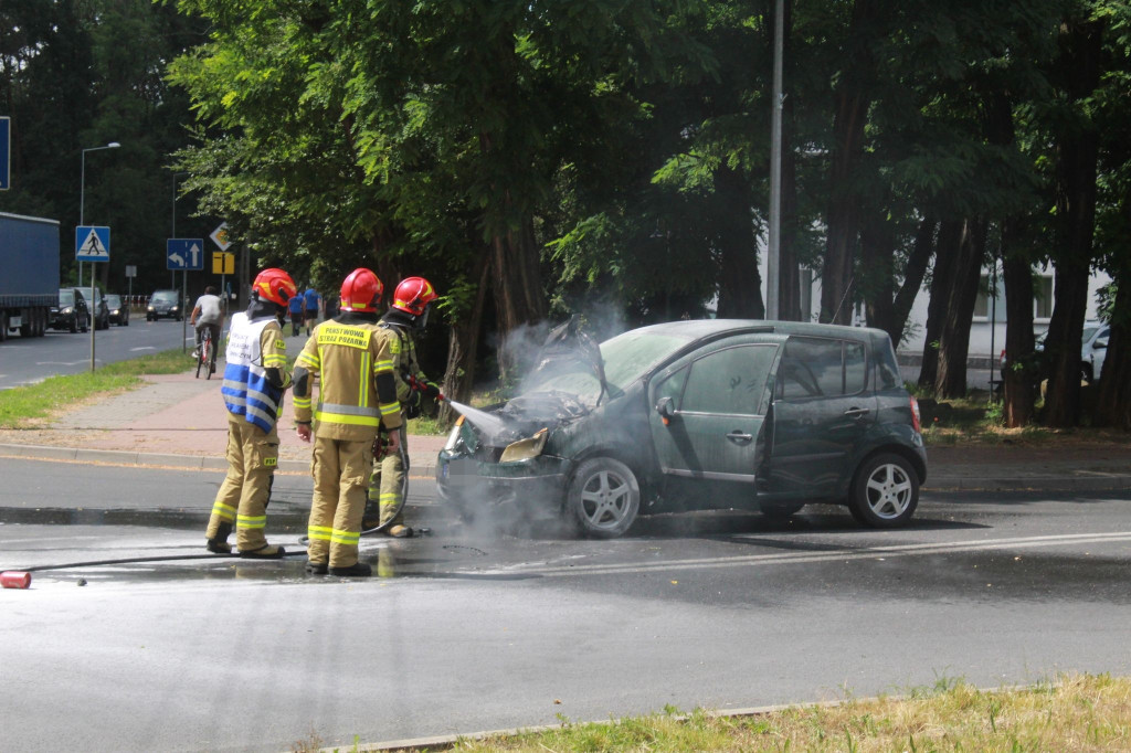 Pożar samochodu osobowego na gostyńskim skrzyżowaniu