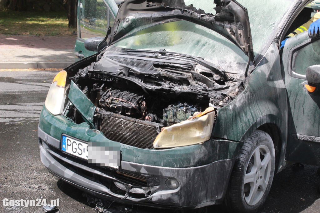 Pożar samochodu osobowego na gostyńskim skrzyżowaniu