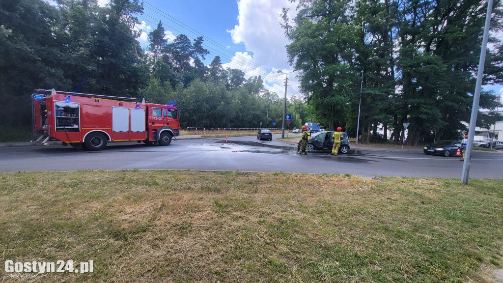 Pożar samochodu osobowego na gostyńskim skrzyżowaniu