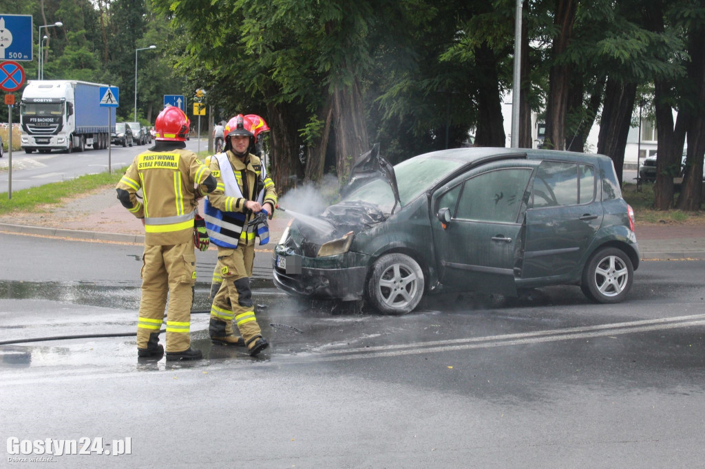 Pożar samochodu osobowego na gostyńskim skrzyżowaniu