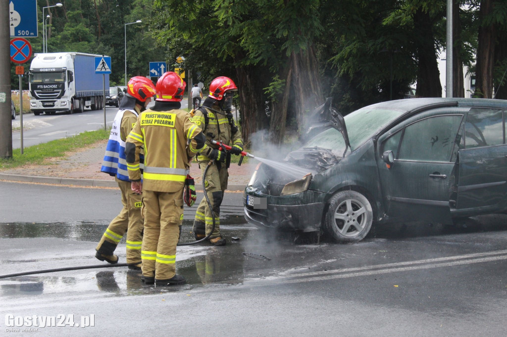 Pożar samochodu osobowego na gostyńskim skrzyżowaniu