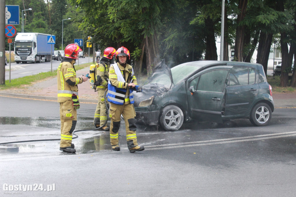 Pożar samochodu osobowego na gostyńskim skrzyżowaniu
