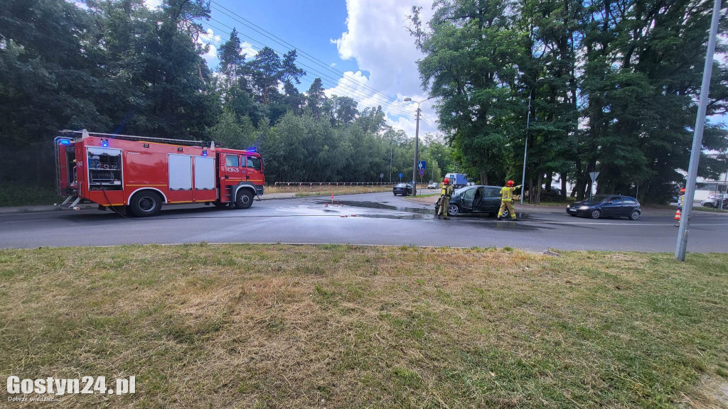 Pożar samochodu osobowego na gostyńskim skrzyżowaniu