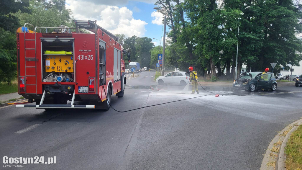 Pożar samochodu osobowego na gostyńskim skrzyżowaniu
