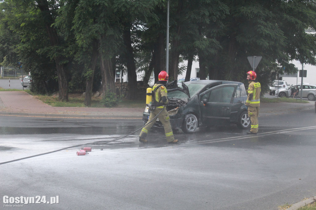 Pożar samochodu osobowego na gostyńskim skrzyżowaniu