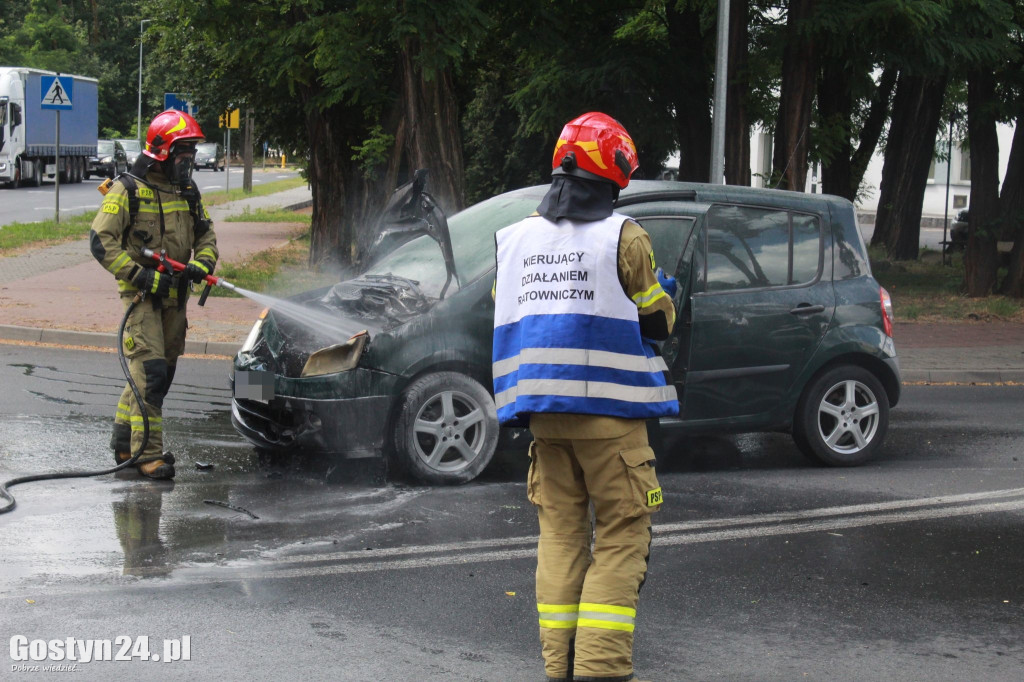 Pożar samochodu osobowego na gostyńskim skrzyżowaniu