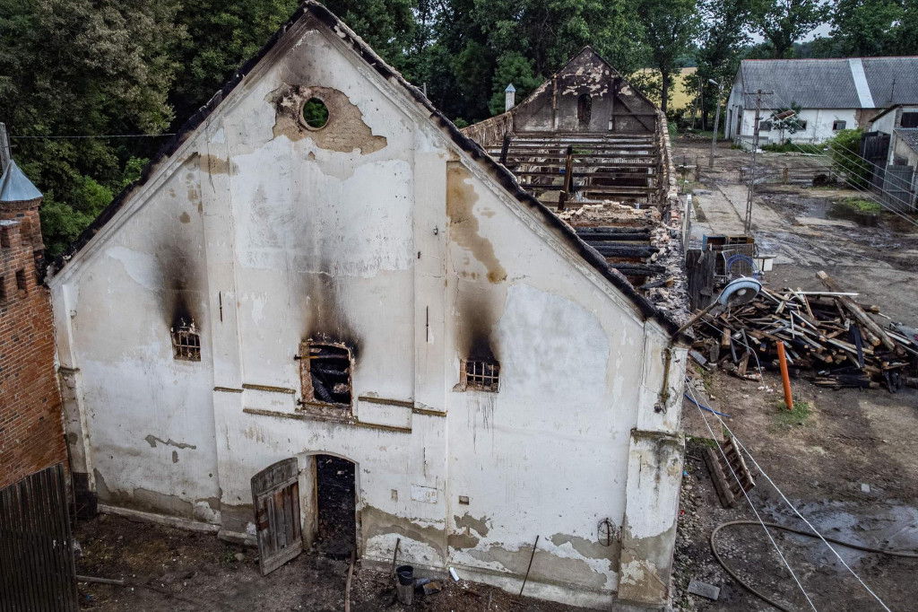 Ogromne straty po pożarze stajni w Podrzeczu