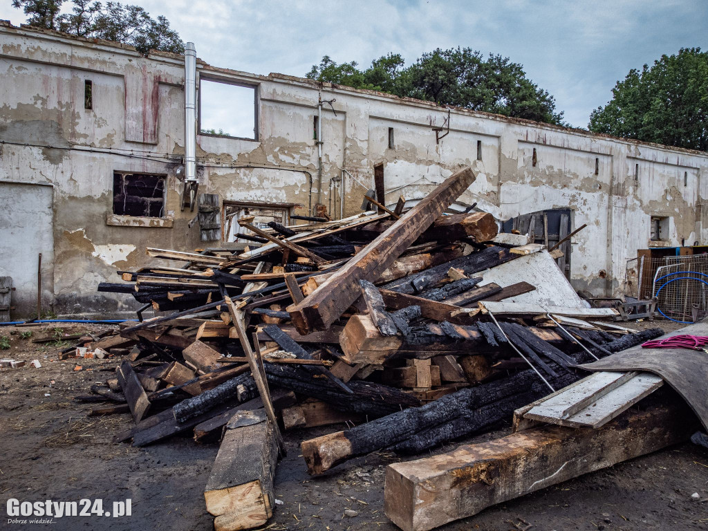 Ogromne straty po pożarze stajni w Podrzeczu