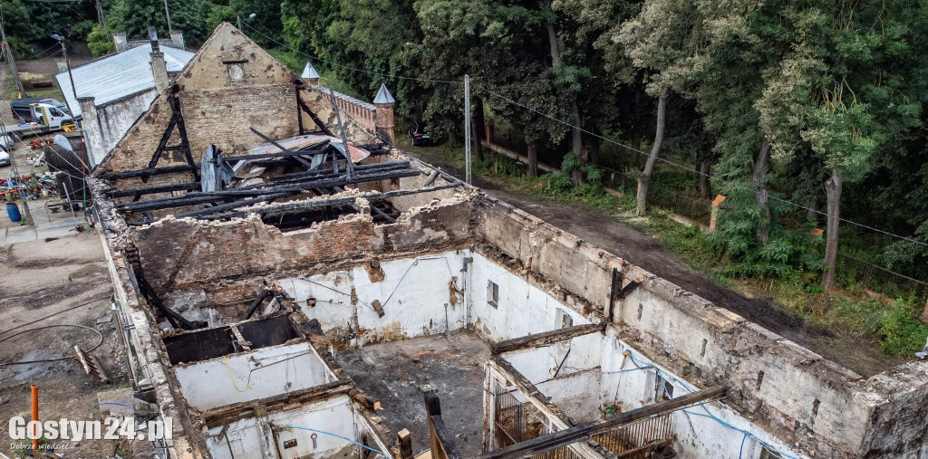 Ogromne straty po pożarze stajni w Podrzeczu