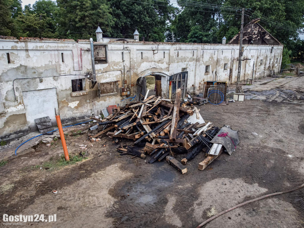 Ogromne straty po pożarze stajni w Podrzeczu