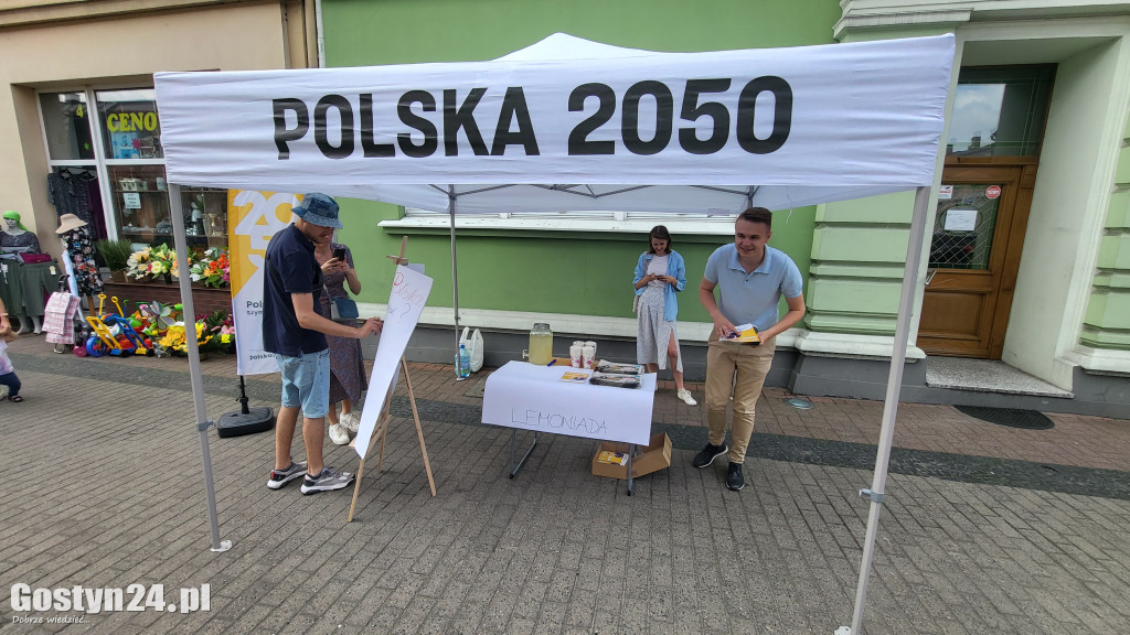 Działacze Polska 2050 na gostyńskim deptaku