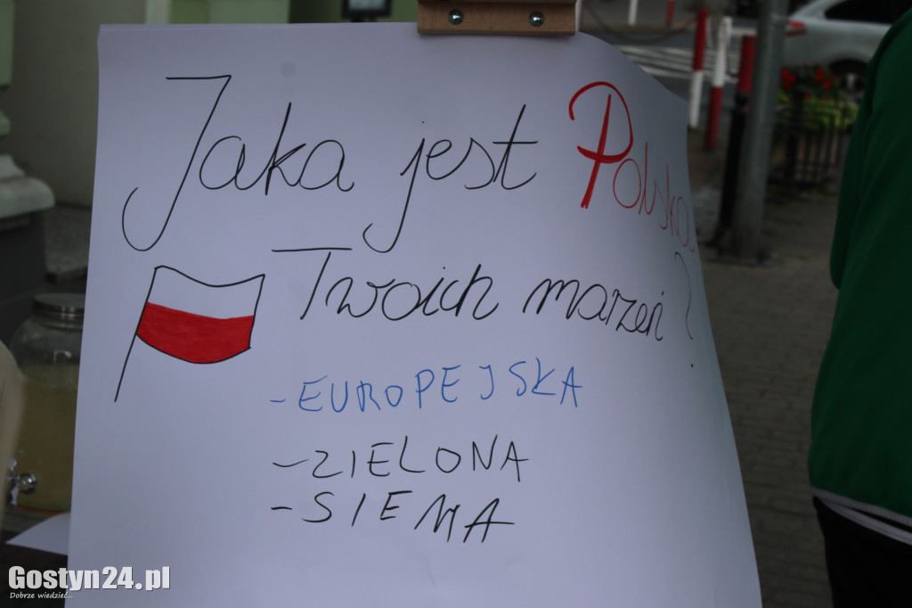 Działacze Polska 2050 na gostyńskim deptaku
