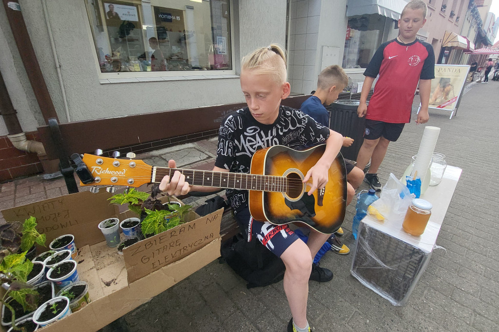14-ltni Kacper marzy o gitarze elektrycznej