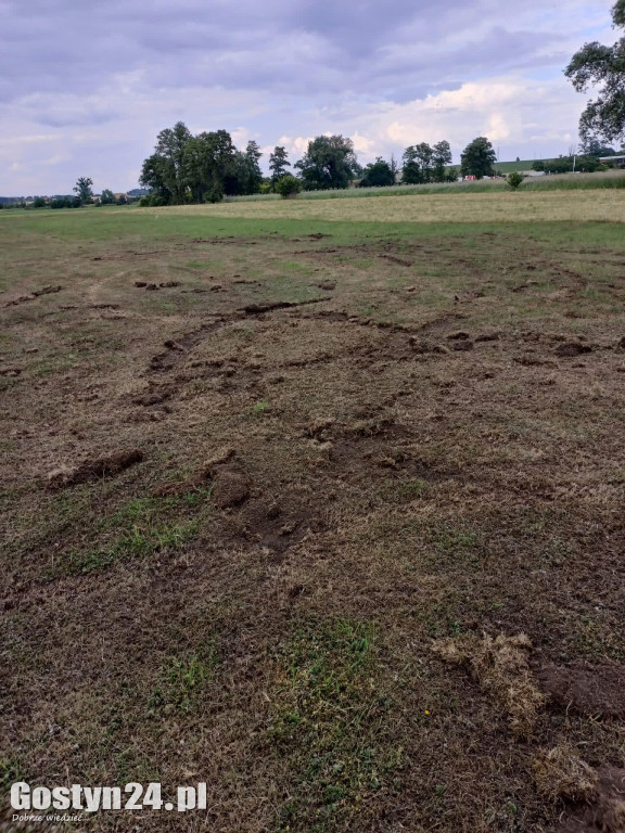 Rozjechany teren, gdzie ćwiczą modelarze