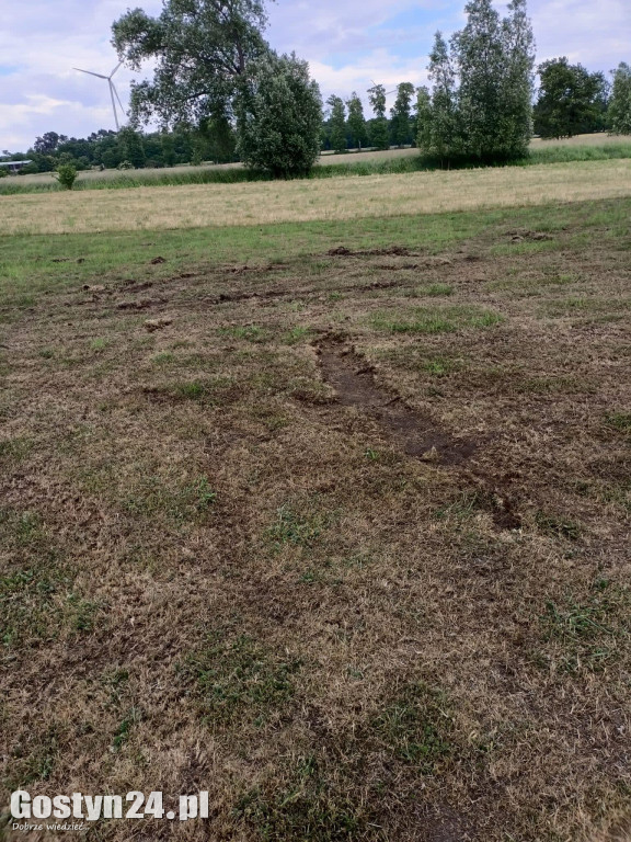 Rozjechany teren, gdzie ćwiczą modelarze
