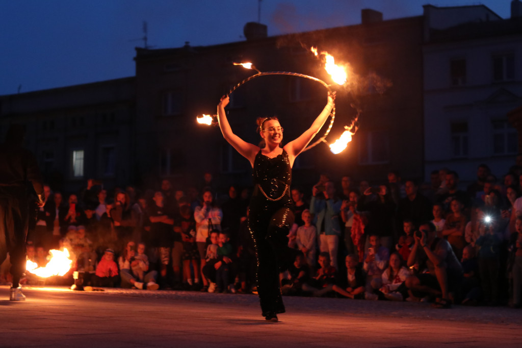 Pokaz Fire Show na rynku w Krobi