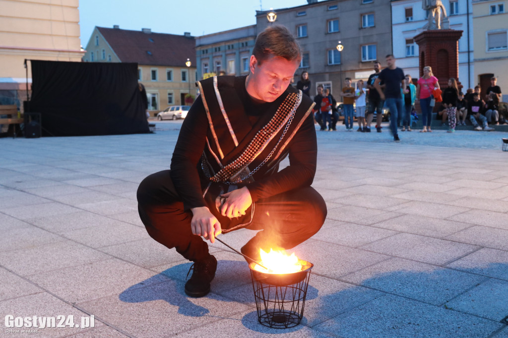 Pokaz Fire Show na rynku w Krobi