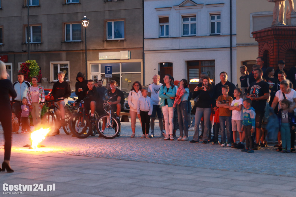 Pokaz Fire Show na rynku w Krobi