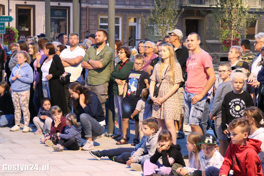 Pokaz Fire Show na rynku w Krobi