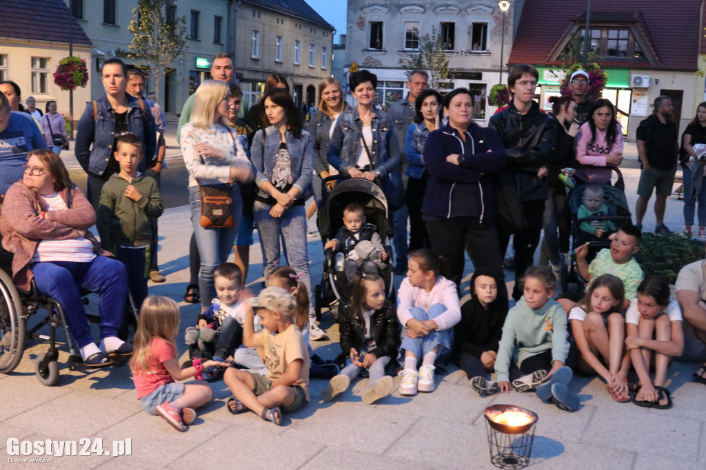 Pokaz Fire Show na rynku w Krobi