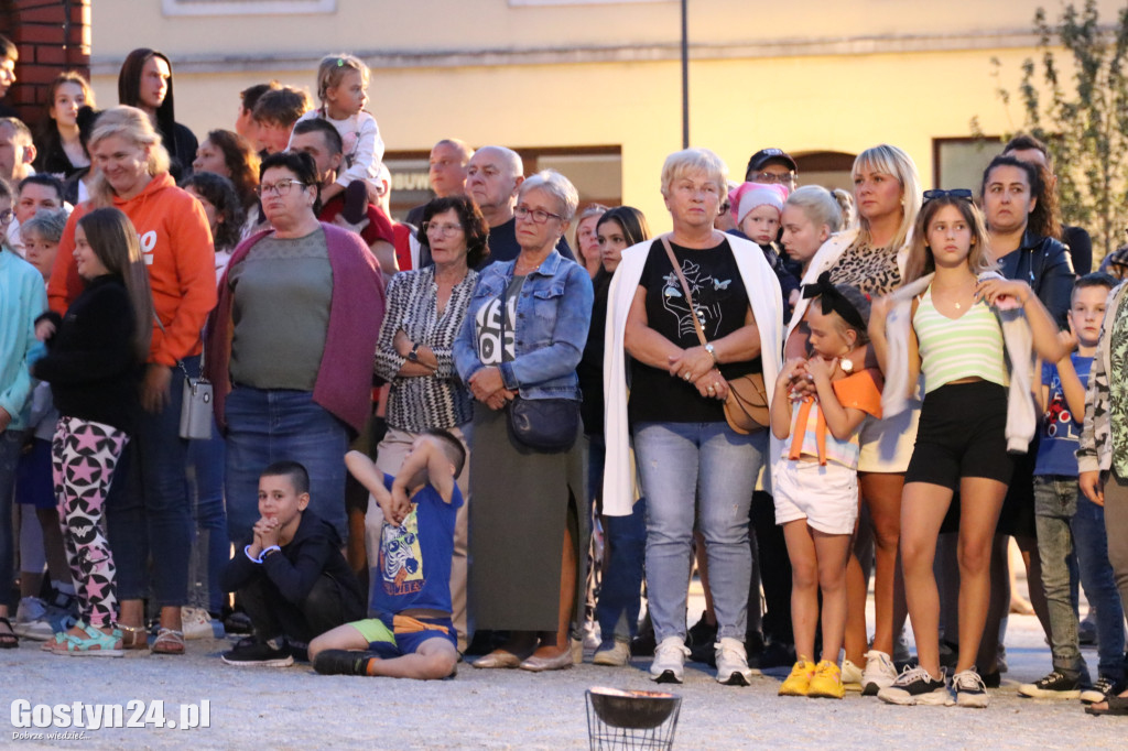 Pokaz Fire Show na rynku w Krobi