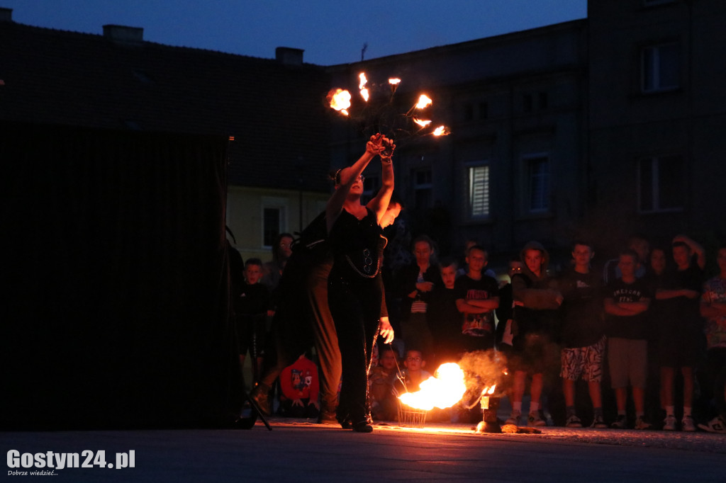 Pokaz Fire Show na rynku w Krobi