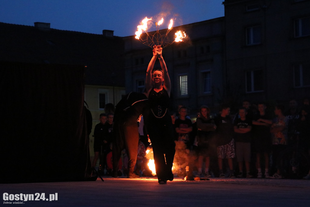 Pokaz Fire Show na rynku w Krobi