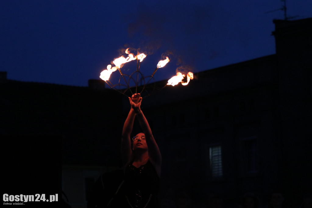 Pokaz Fire Show na rynku w Krobi