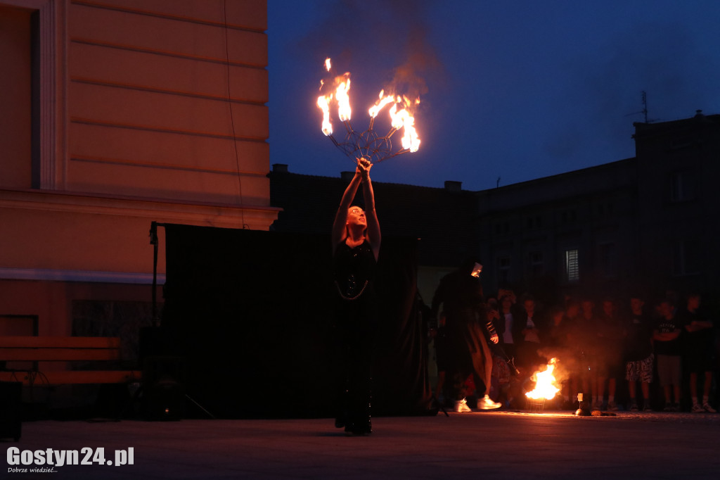 Pokaz Fire Show na rynku w Krobi