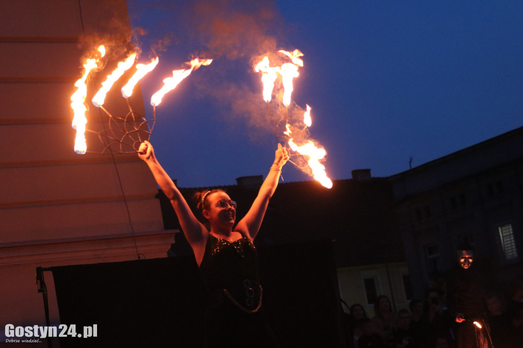 Pokaz Fire Show na rynku w Krobi