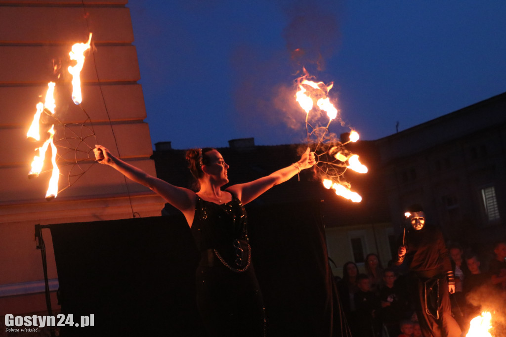 Pokaz Fire Show na rynku w Krobi