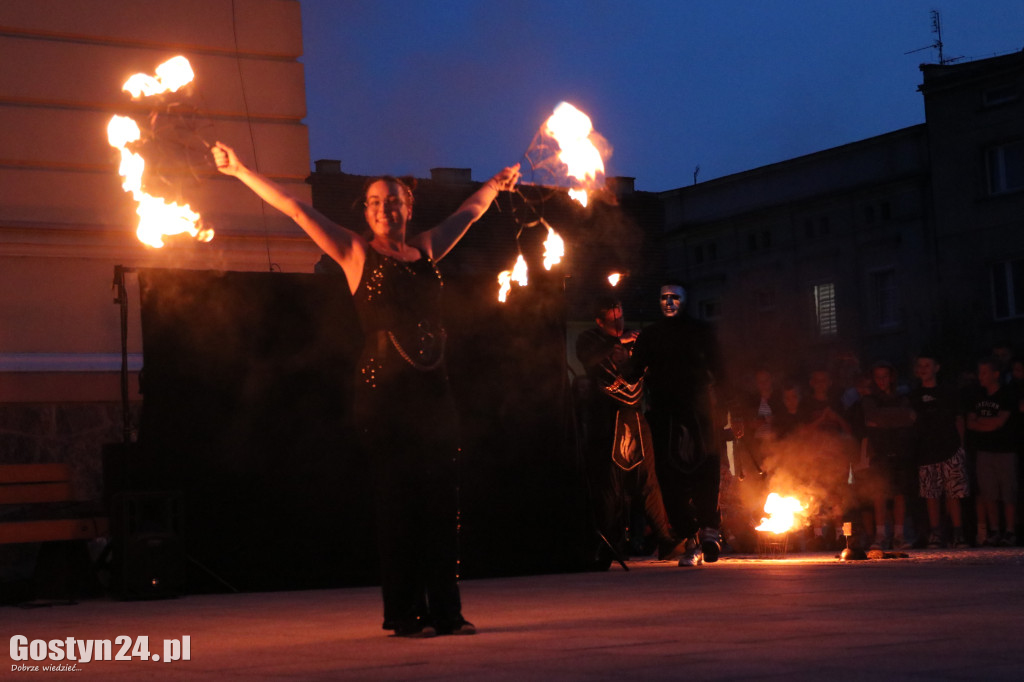 Pokaz Fire Show na rynku w Krobi