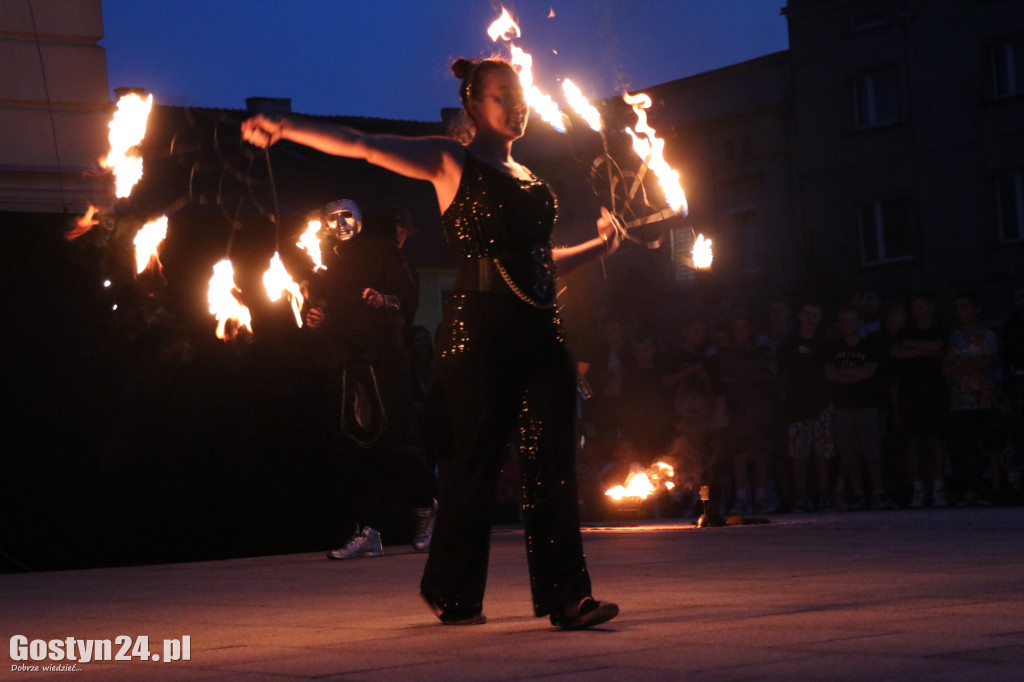 Pokaz Fire Show na rynku w Krobi