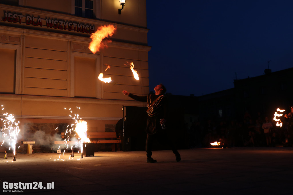 Pokaz Fire Show na rynku w Krobi