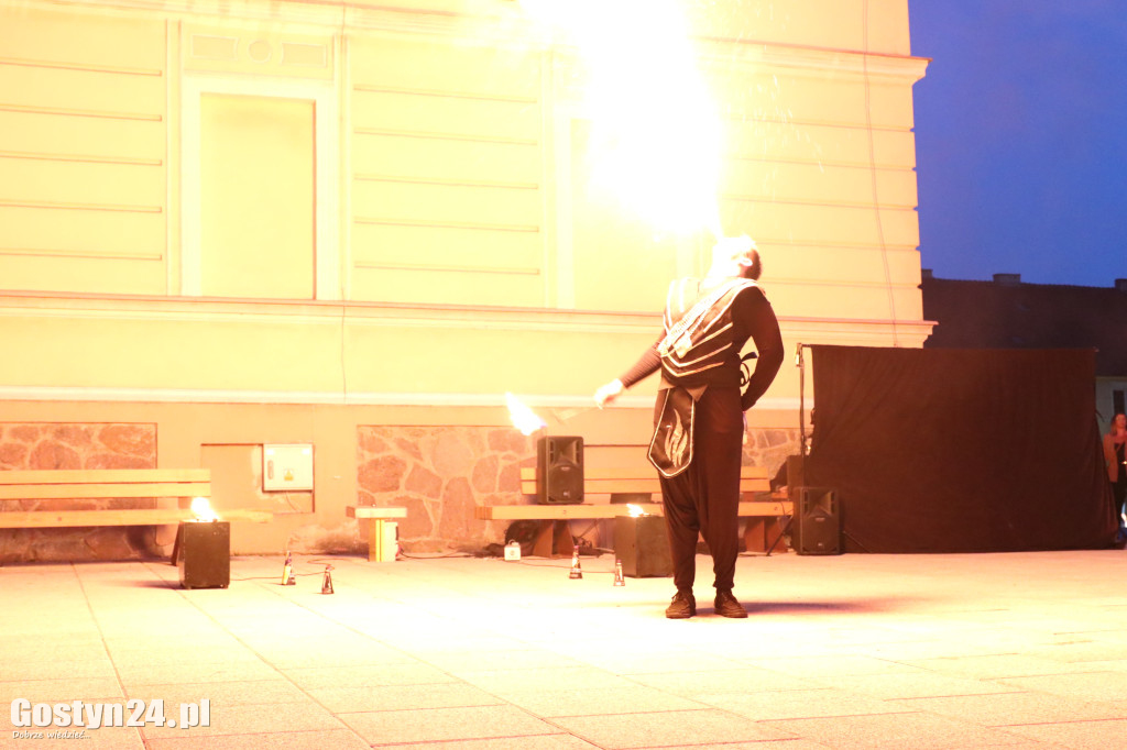 Pokaz Fire Show na rynku w Krobi