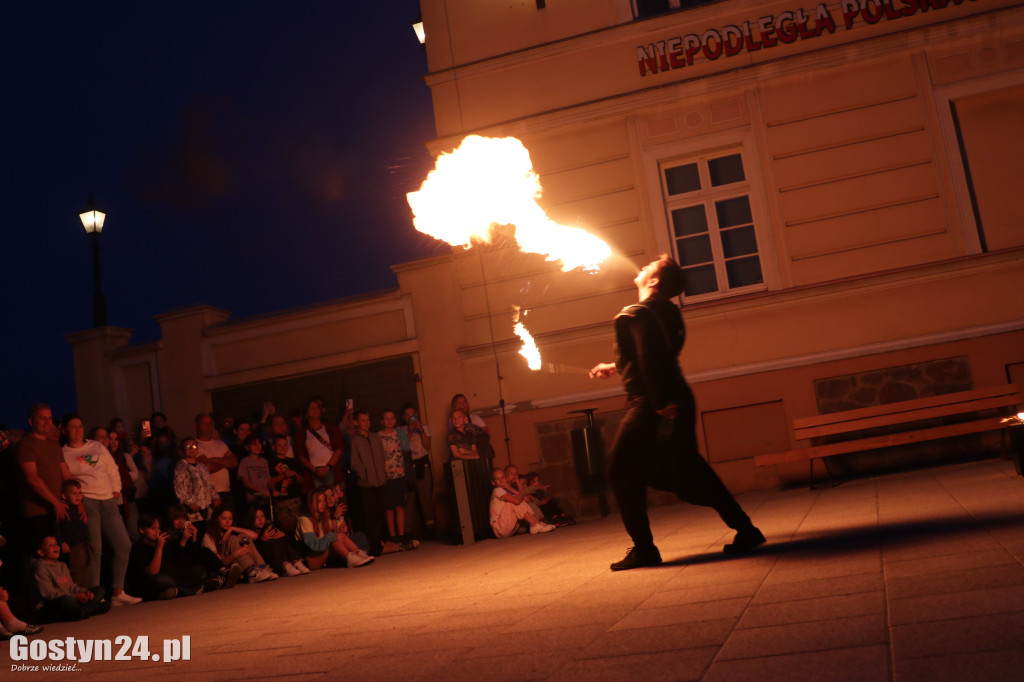 Pokaz Fire Show na rynku w Krobi