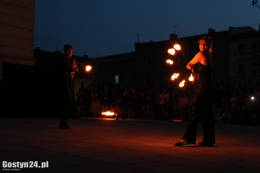 Pokaz Fire Show na rynku w Krobi