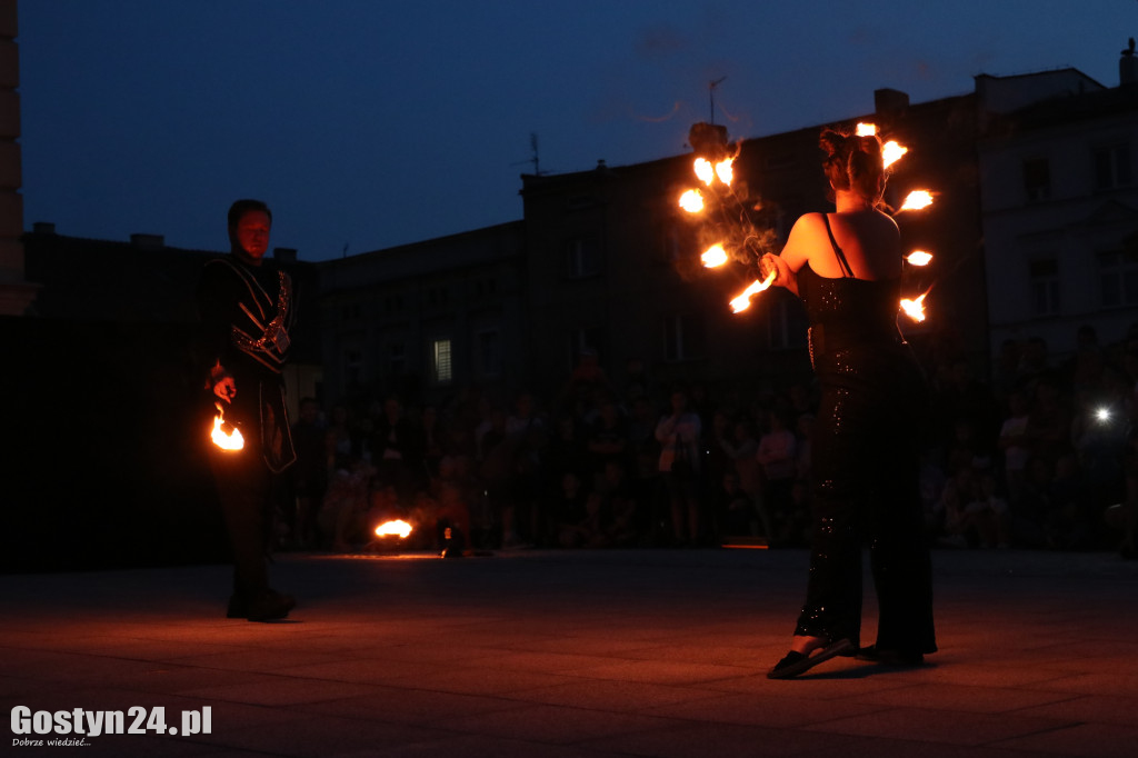Pokaz Fire Show na rynku w Krobi
