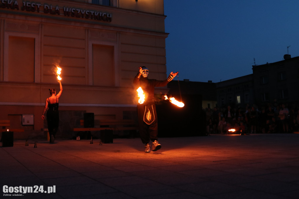 Pokaz Fire Show na rynku w Krobi
