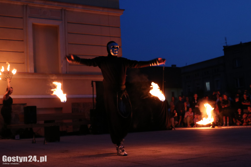 Pokaz Fire Show na rynku w Krobi