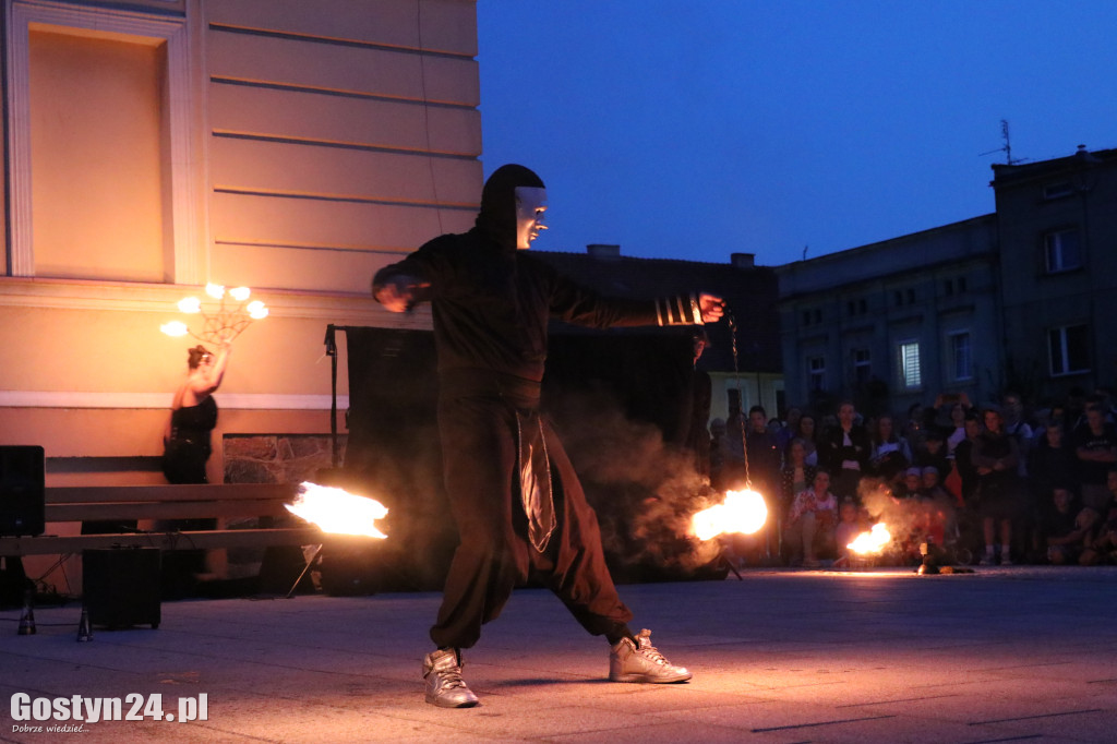 Pokaz Fire Show na rynku w Krobi