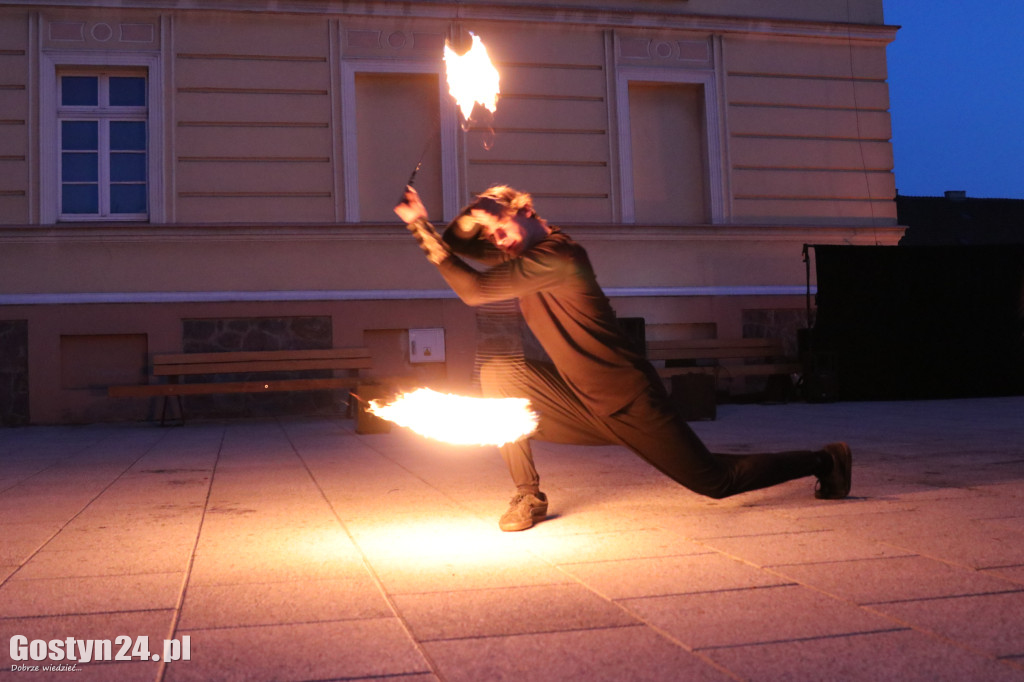 Pokaz Fire Show na rynku w Krobi