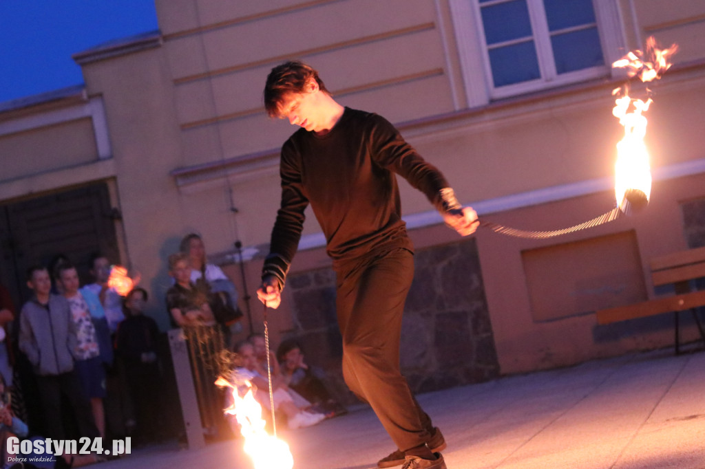 Pokaz Fire Show na rynku w Krobi