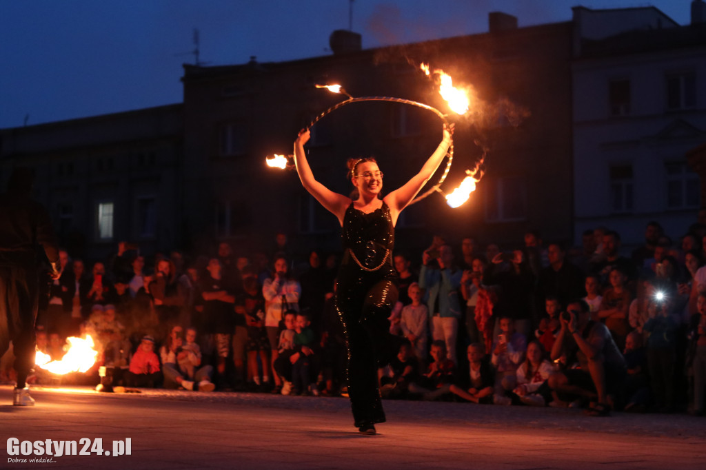 Pokaz Fire Show na rynku w Krobi
