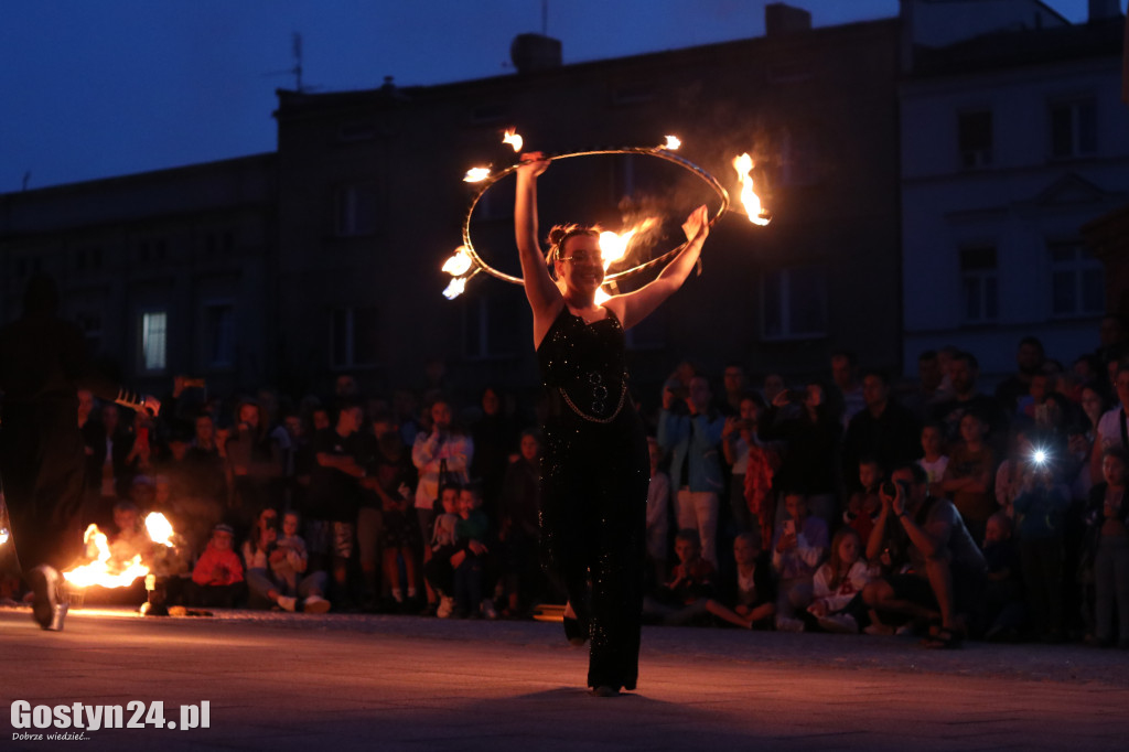 Pokaz Fire Show na rynku w Krobi