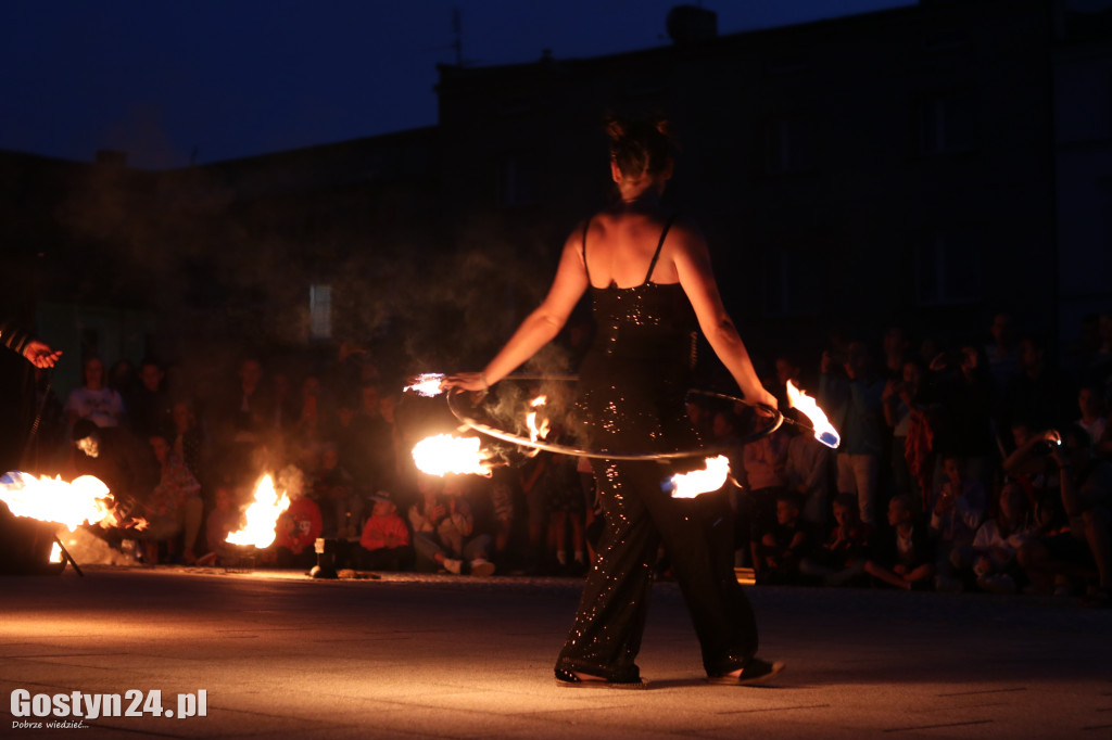 Pokaz Fire Show na rynku w Krobi